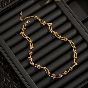 Punk-Stil goldene Knotenkette aus Titanstahl auf einem schwarzen Schmuckdisplay