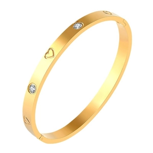 Gepolijste gouden roestvrijstalen armband met hartgravures en zirkonia-stenen