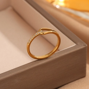 18k vergoldeter Edelstahlring in Wellenform mit Pavé-Zirkonia für Damen, wasserfest