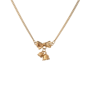 Elegante gouden ketting met strik en lelietje-van-dalen hangers aan een schakelketting