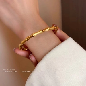 Bracciale rigido minimalista in acciaio al titanio dorato a forma di bambù opaco
