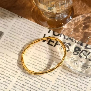 Elegante bracciale rigido a bambù dorato in acciaio al titanio per moda donna