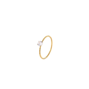 Anello in oro 18k con diamante scintillante e texture a microsfere su sfondo bianco