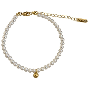 Bracelet de perles minimaliste avec perle dorée et fermoir K18 sur fond blanc