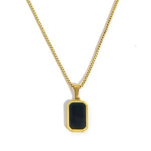Chaîne box dorée luxueuse avec un pendentif rectangulaire noir au design minimaliste