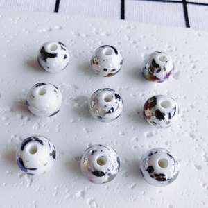 Detalle de 9 cuentas de cerámica con motas metálicas para creación de joyas artesanas