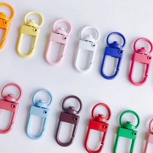 Fermoirs mousquetons en métal coloré aux tons bonbons pour la création de bijoux DIY et porte-clés