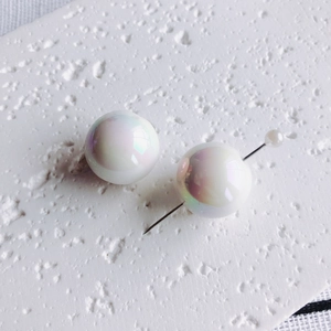 Dettaglio di perle aurora iridescenti bianche da 16mm per gioielli DIY con perla