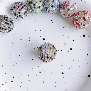 Nahaufnahme von funkelnden Strass-Pavee-Perlen für DIY-Schmuck in verschiedenen Farben