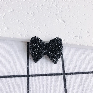Dettaglio di fiocco in acrilico nero con strass scintillanti per accessori gioielli fai-da-te