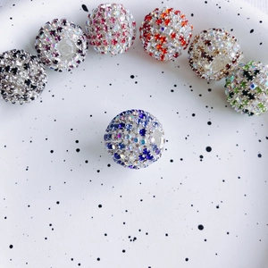 Makrodetail funkelnder Strass-Diskokugeln mit Mittelloch für DIY-Schmuckherstellung