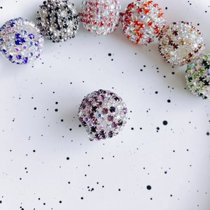 Makro-Detail bunter Strass-Pflasterperlen mit geraden Löchern für DIY-Schmuckherstellung
