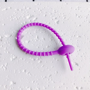 Nahaufnahme der lila Silikon-Kabelbinder mit verstellbarem Verschluss für DIY-Zubehör