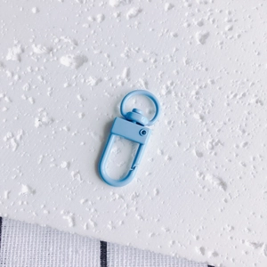 Détail du fermoir mousqueton bleu clair mat et anneau rotatif pour porte-clés DIY