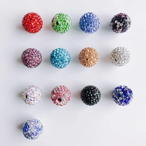 Detailansicht bunter Pavé-Discokugelperlen für DIY-Schmuck und Halsketten