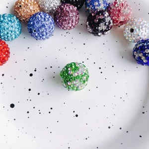 Makroaufnahme bunter Strass-Kugelperlen für DIY-Schmuckherstellung auf weißem Tablett