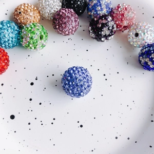 Makroaufnahme bunter Strass-Rundperlen für DIY-Schmuckherstellung und Bastelarbeiten