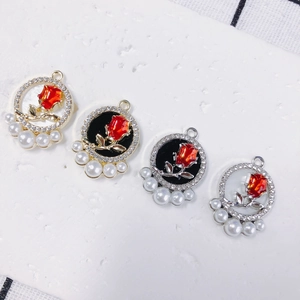 Vintage-Anhänger mit Rosenblüten, Strasssteinen und Perlen in Gold und Silber-Optik