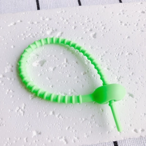 Nahaufnahme von flexiblem limonengrünem Silikonband mit rutschfester Textur und Verschluss