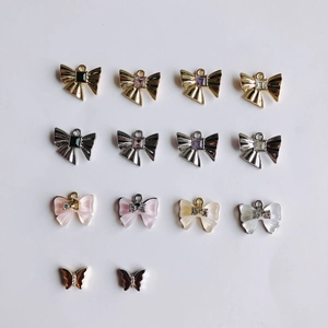 Sammlung von Schleifen- und Schmetterlingsanhängern mit Zirkonia-Steinen für DIY-Schmuck