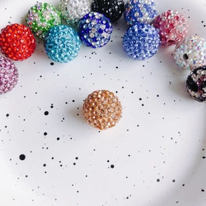 Makroaufnahme farbenfroher Kristall-Discokugeln mit Präzisionsloch für DIY-Schmuckherstellung