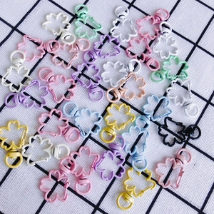 Gekleurde sakura bloemvormige karabijnsluitingen voor DIY sieraden en sleutelhangers