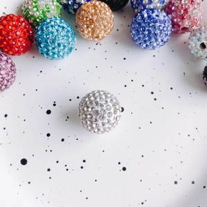 Detailansicht bunter Ton-Discokugel-Kristallperlen für DIY-Schmuckherstellung