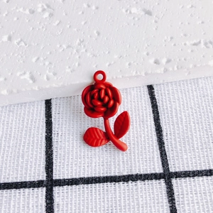 Detalle de colgante de rosa roja mate con hojas verdes para creación de joyas DIY