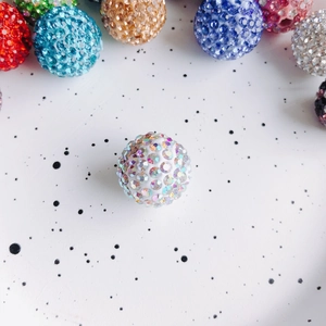 Makro-Detail von hochwertigen AB-Strass-Kristallperlen für DIY-Schmuckherstellung