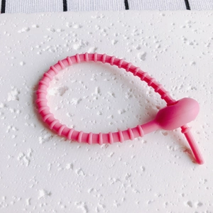 Detailansicht der rosa Silikon-Kabelbinder mit verstellbarer Perlenkette und Schnappverschluss