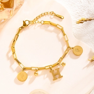 Bracelet chaîne en acier doré avec breloques de pièces et grand pendentif H