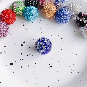 Detailaufnahme bunter Kristall-Pave-Perlen für DIY-Schmuck und handgefertigte Perlen