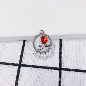Detailansicht des Rosenanhängers mit rotem Edelstein, Pavé-Diamanten und fünf weißen Perlen