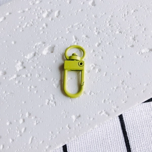 Détail d'un fermoir mousqueton pivotant vert citron mat pour accessoires de bricolage