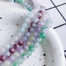 Vue macro de perles rondes en verre craquelé de 10mm pour la création de bijoux DIY