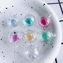 Détail de perles en verre craquelé de 10mm en couleurs variées pour la création de bijoux