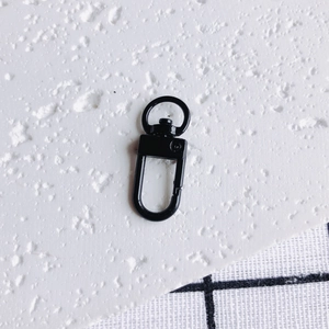Détail du fermoir mousqueton pivotant noir mat pour la création de porte-clés DIY