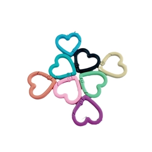 Anelli a molla colorati a forma di cuore in metallo verniciato per portachiavi fai da te
