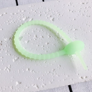 Detail der neongrünen verstellbaren Silikon-Kabelbinder mit gezahnter Verschlussstruktur