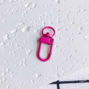 Détail d'un fermoir mousqueton en métal rose pour porte-clés DIY et accessoires de sacs