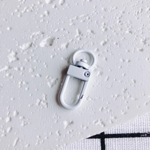 Vue détaillée du fermoir mousqueton blanc laqué pour accessoires de bricolage DIY