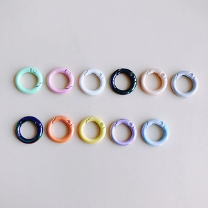 Platte weergave van gekleurde ronde springring-connectoren voor DIY-sleutelhangers en tassen
