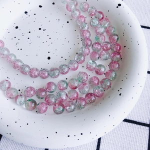 Vue macro de perles en verre craquelé 8mm dégradé rose et vert pour bijoux artisanaux