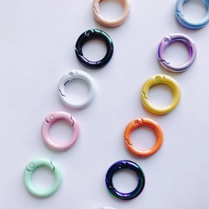Gekleurde metalen veerringen met matte lak en iriserende plating afwerking