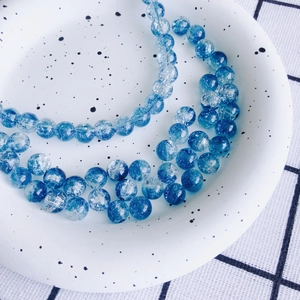 Gros plan de perles en verre craquelé bleu 8mm pour la fabrication de bijoux et bracelets
