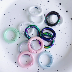 Detail van kleurrijke ronde veerring sluitingen in pastelkleuren voor DIY sieraden