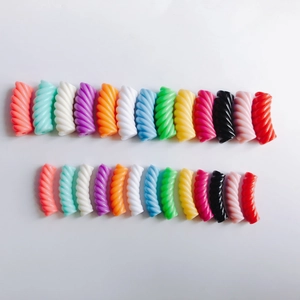 Vista dettagliata di perle a spirale in resina colorata in varie misure per DIY