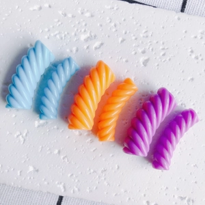 Macro di perle a spirale in resina colorata per la creazione di braccialetti e gioielli