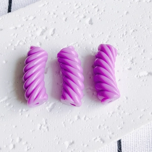 Macro di tre perline a spirale in resina viola per la creazione di gioielli DIY