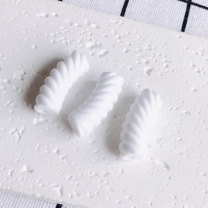Tre perle a spirale bianche in resina per gioielli fai-da-te e bracciali in dettaglio